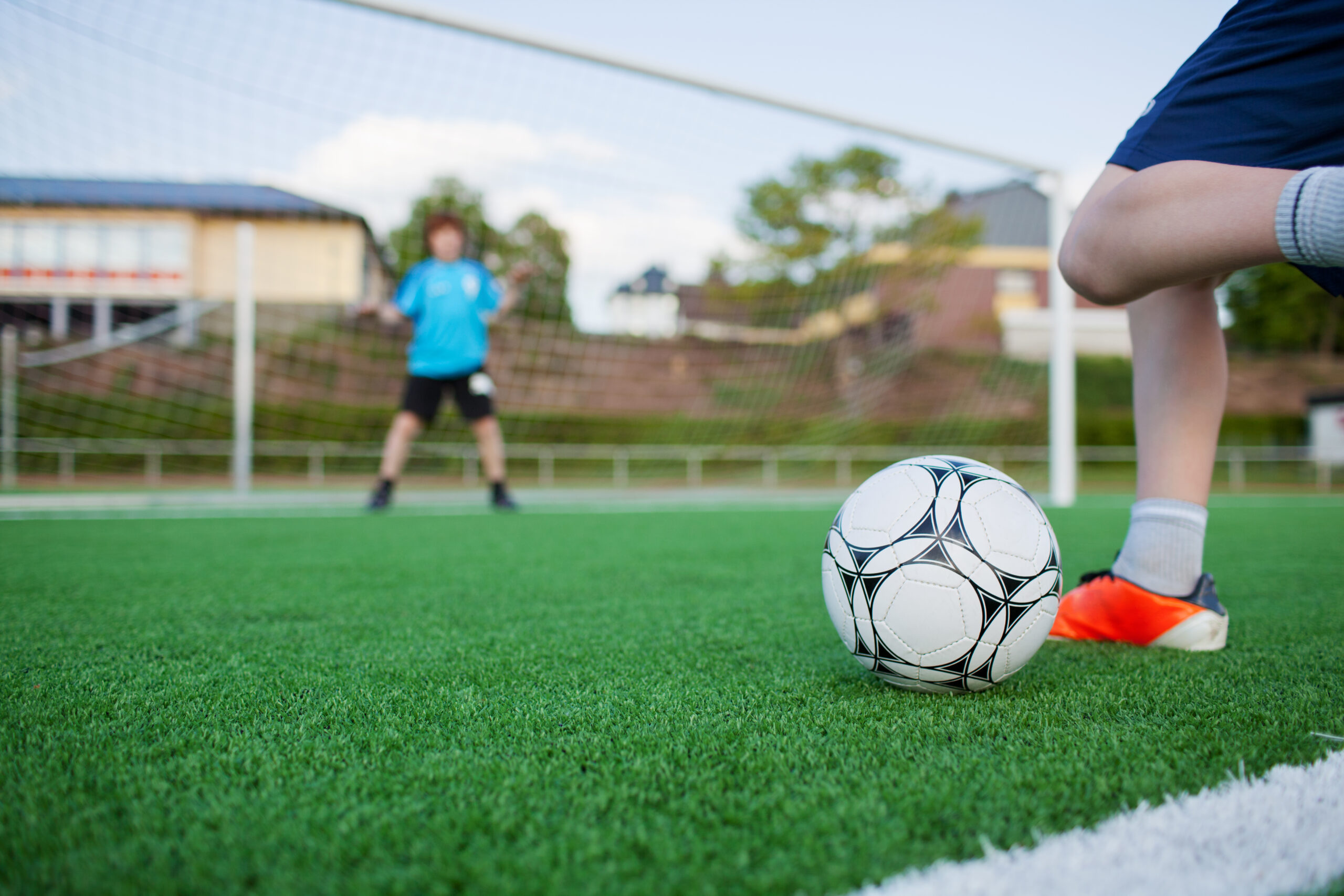 fußball auf dem rasenplatz