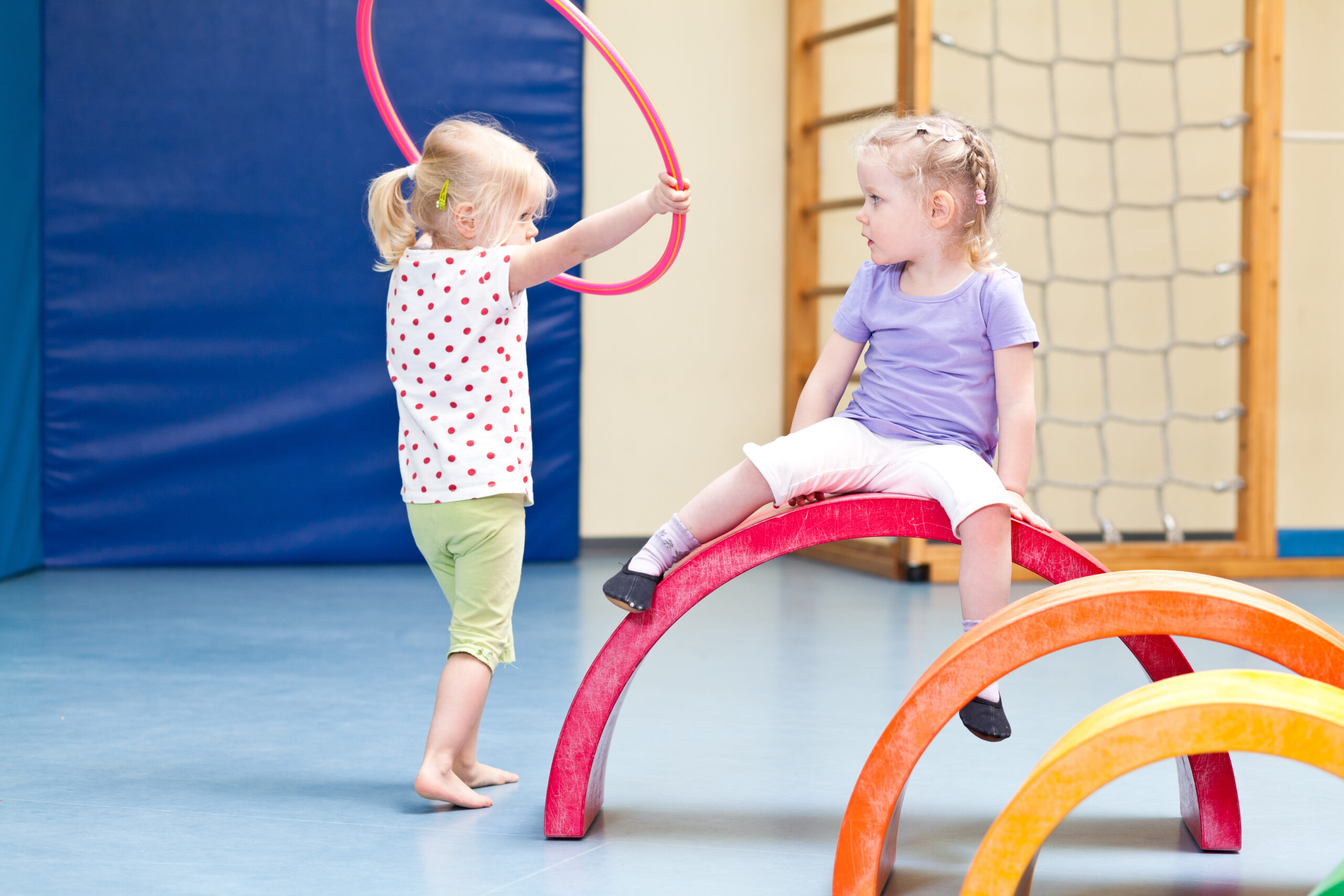 Kinder in Turnhalle